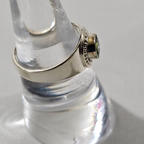 Peridot Sterling Silver ring - Picture 2 of 3